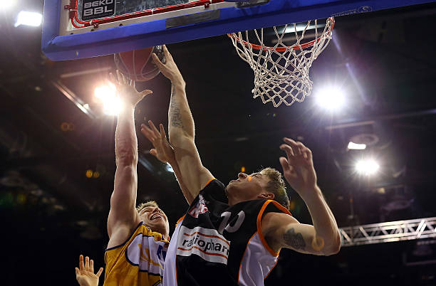 德甲拜仁3-2圣保利，险胜中凯恩仍关键，积分榜6分领跑.