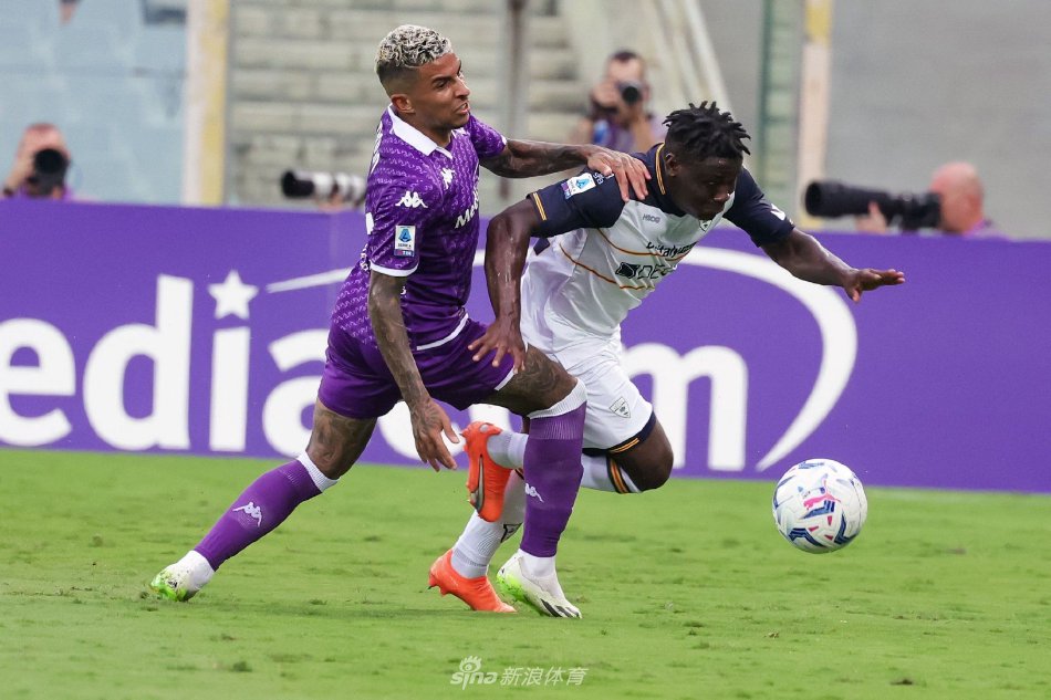 展现出对球 展现出对球